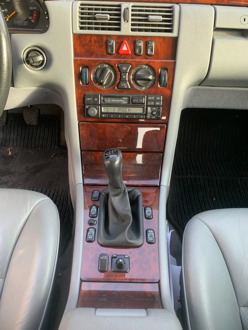 Mercedes-Benz E 220 Elegance , снимка 10 - Автомобили и джипове - 52668677