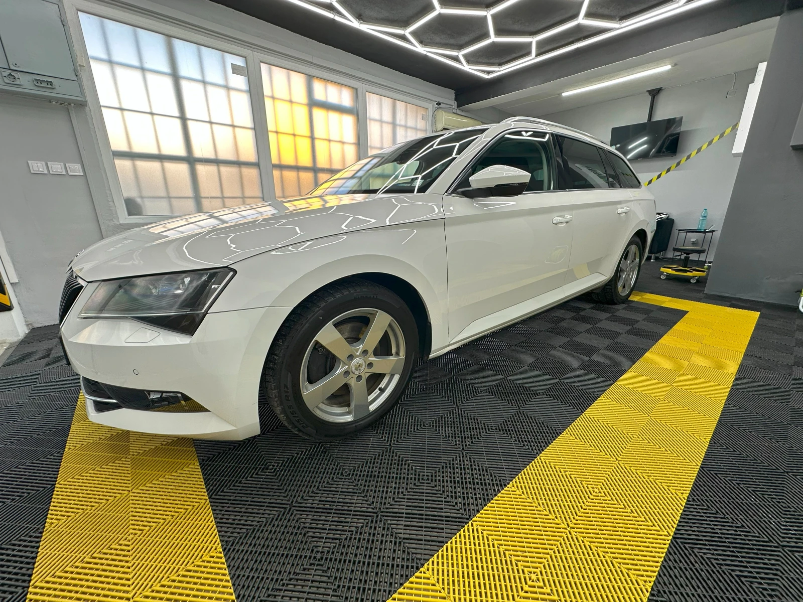 Skoda Superb Skoda Superb 2.0 TDI 4x4 7DSG - изображение 3