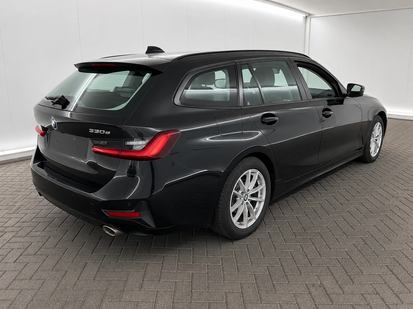 BMW 330 Touring 330e, снимка 2 - Автомобили и джипове - 54439019