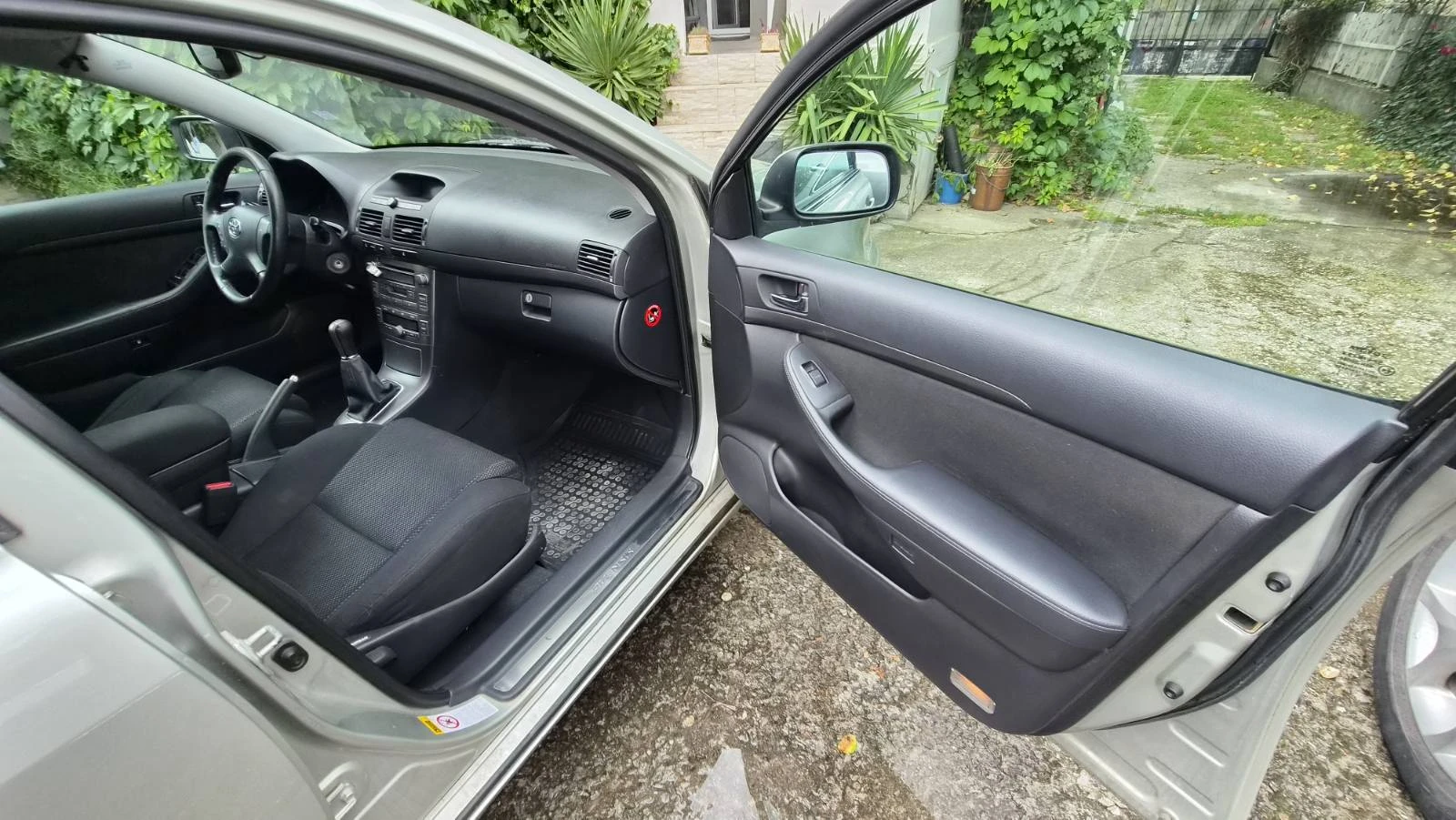 Toyota Avensis Комби, снимка 11 - Автомобили и джипове - 55136714