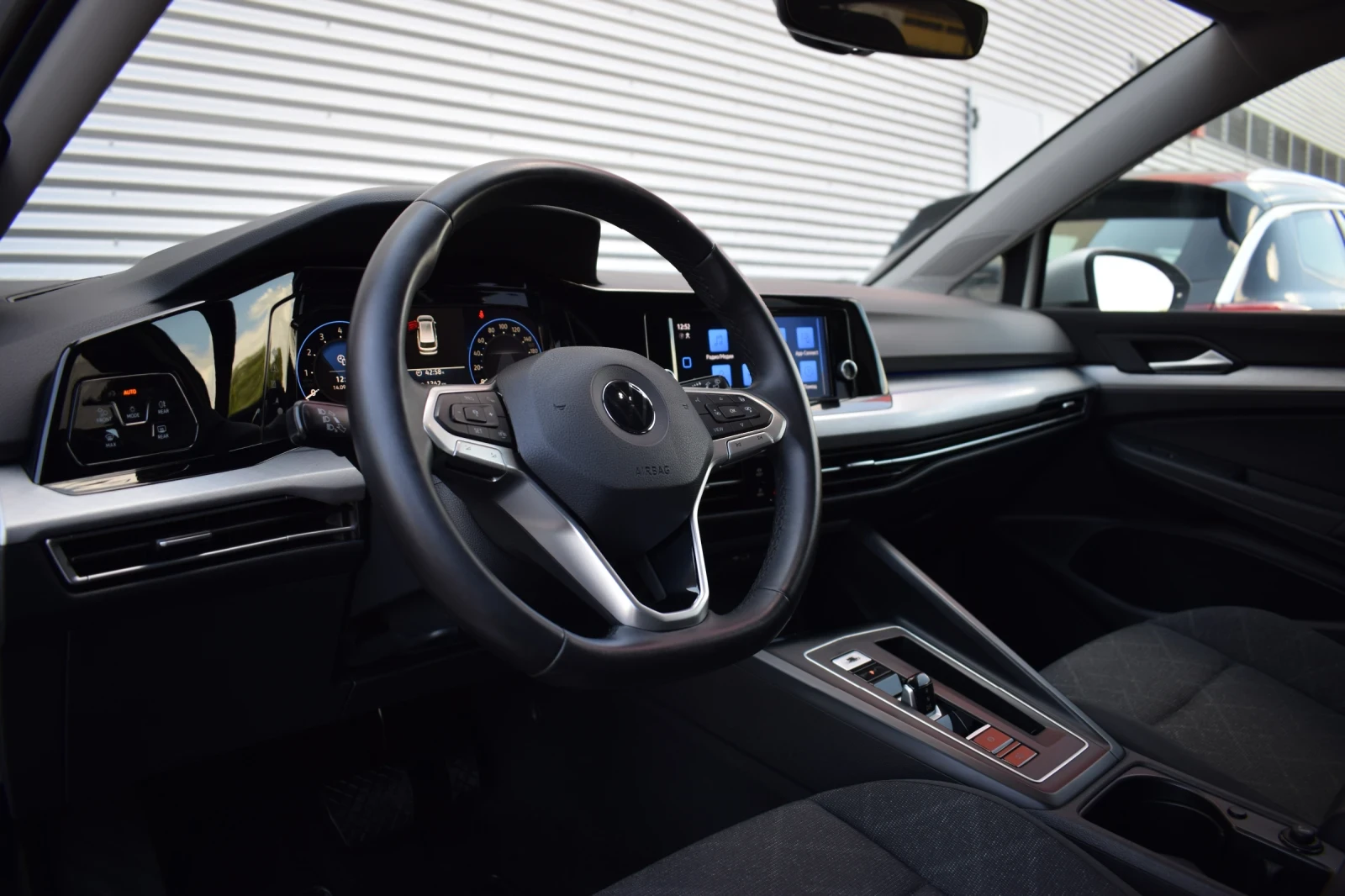 VW Golf 2024//1.5* eTsi/MILD-HIBRID/DSG* 7/Комби/ЕДИНСТВЕН, снимка 16 - Автомобили и джипове - 56078909
