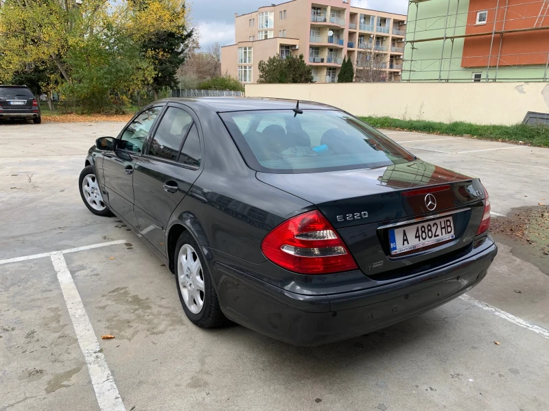 Mercedes-Benz E 220, снимка 4 - Автомобили и джипове - 52715318