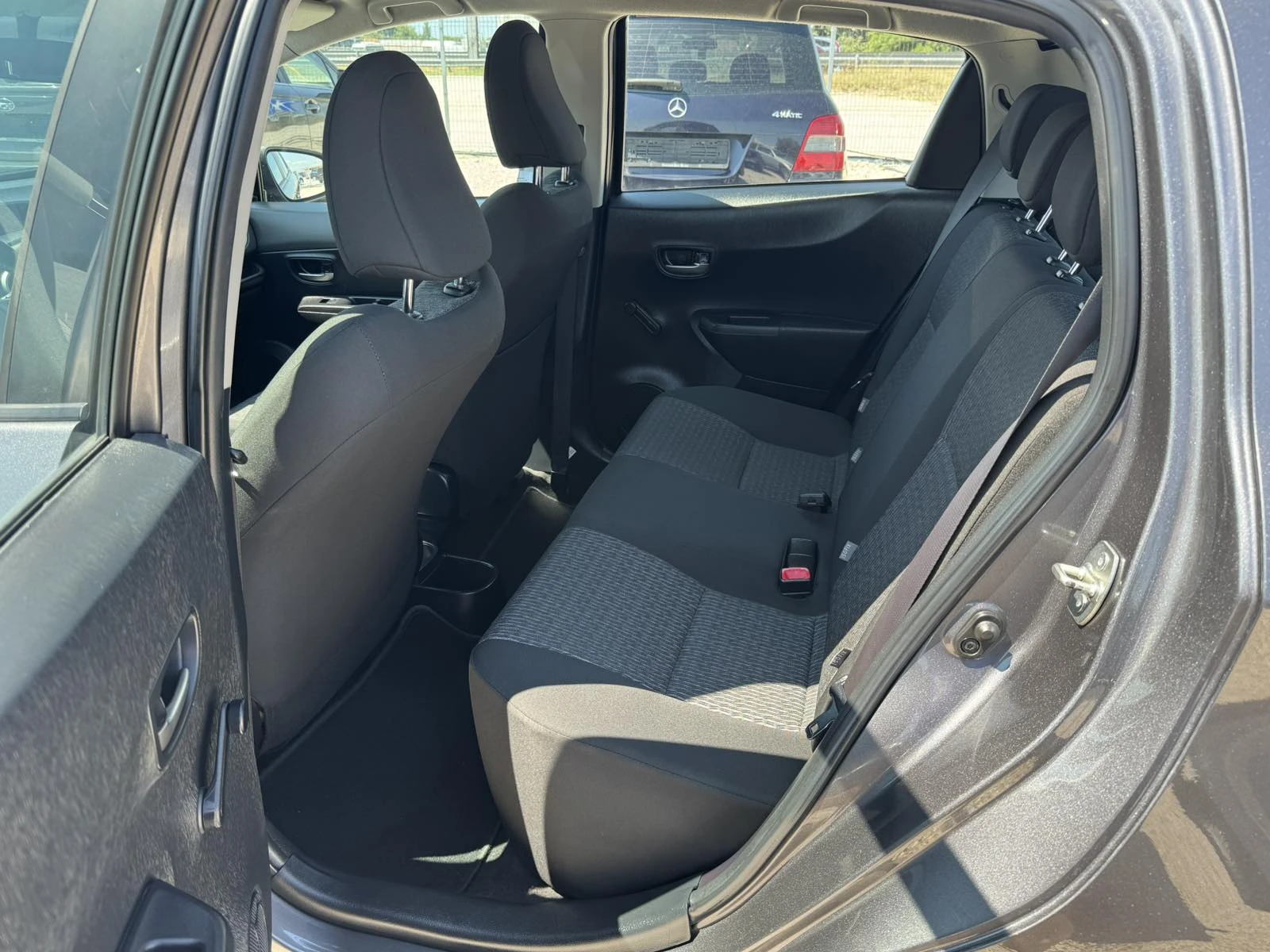 Toyota Yaris 1.33I - изображение 8