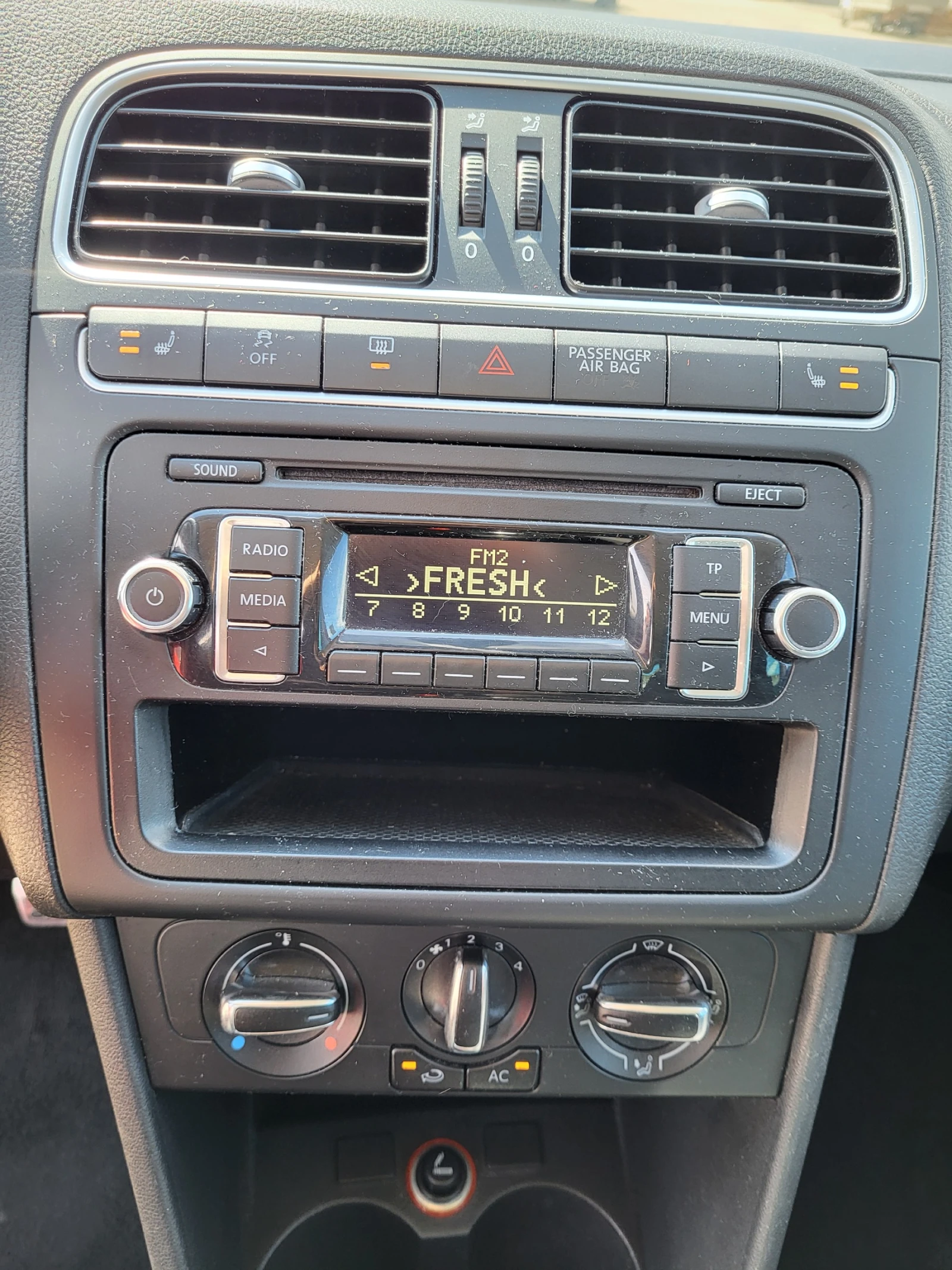 VW Polo Изпълнение STYLE, алкантара, подгрев, снимка 8 - Автомобили и джипове - 54090007