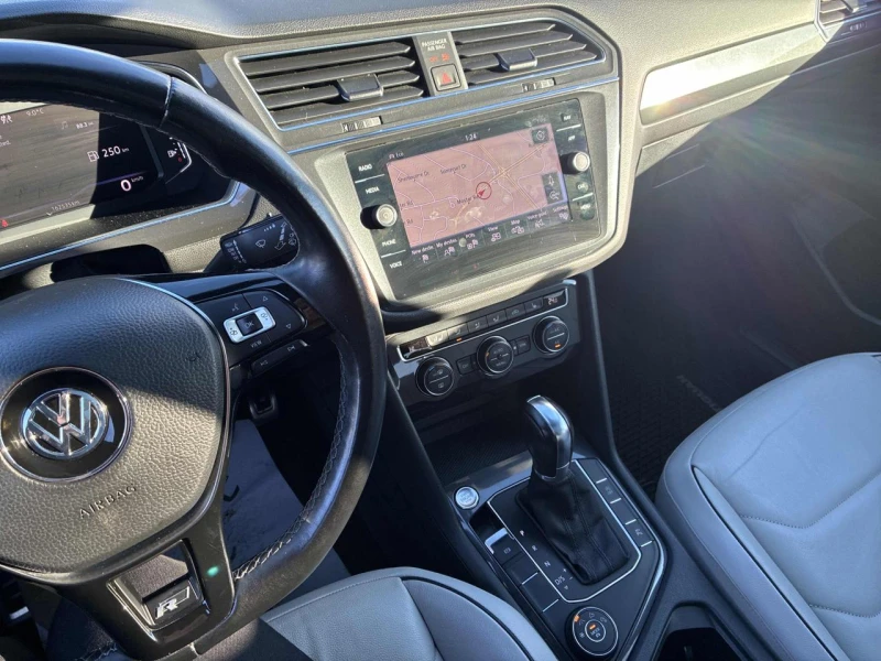 VW Tiguan R-Line* 4MOTION* Digital* Подгрев* Панорама* , снимка 7 - Автомобили и джипове - 52837496
