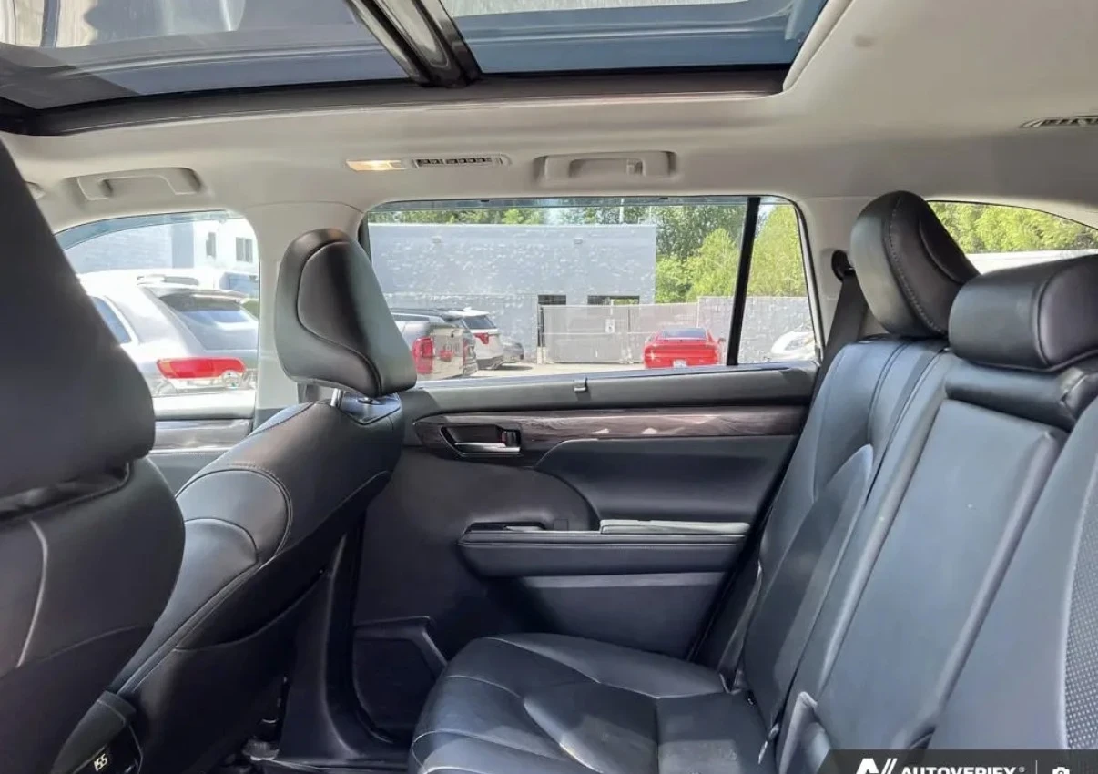 Toyota Highlander HYBRID LIMITED * AWD * 8 МЕСТЕН * ПАНО * CARFAX * , снимка 12 - Автомобили и джипове - 54943900