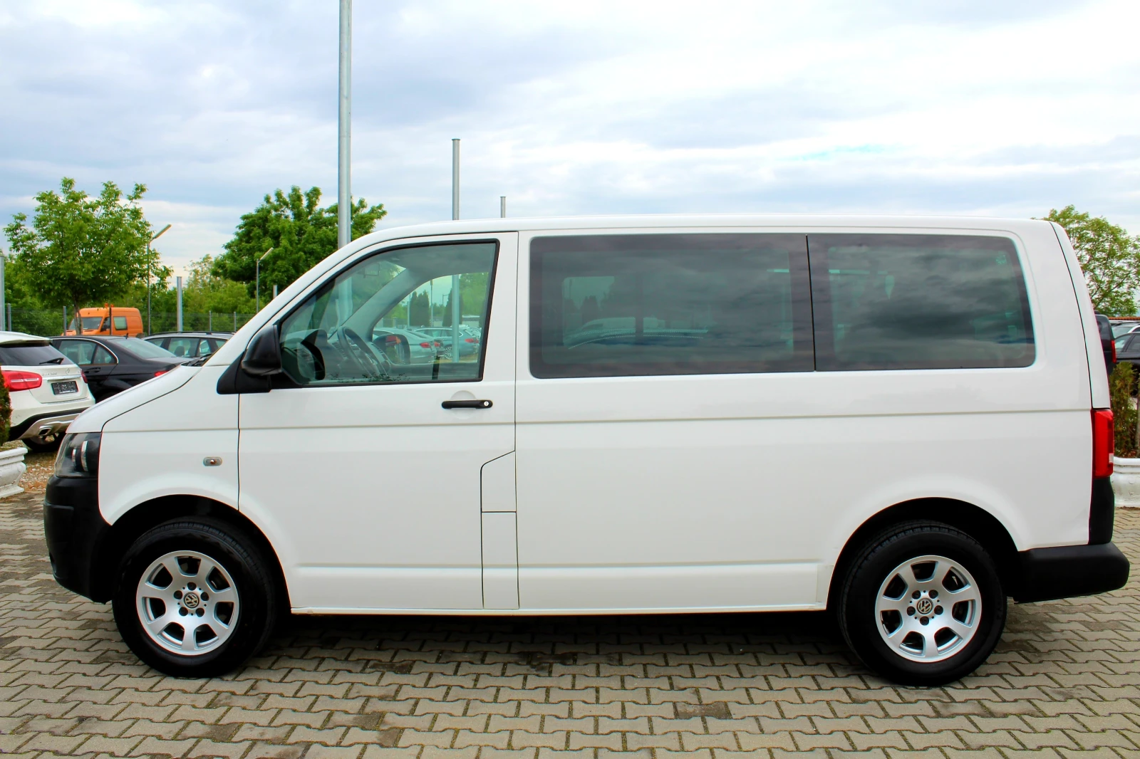 VW Caravelle 2.0TDI 8+ 1* СОБСТВЕН ЛИЗИНГ, снимка 3 - Бусове и автобуси - 54485789