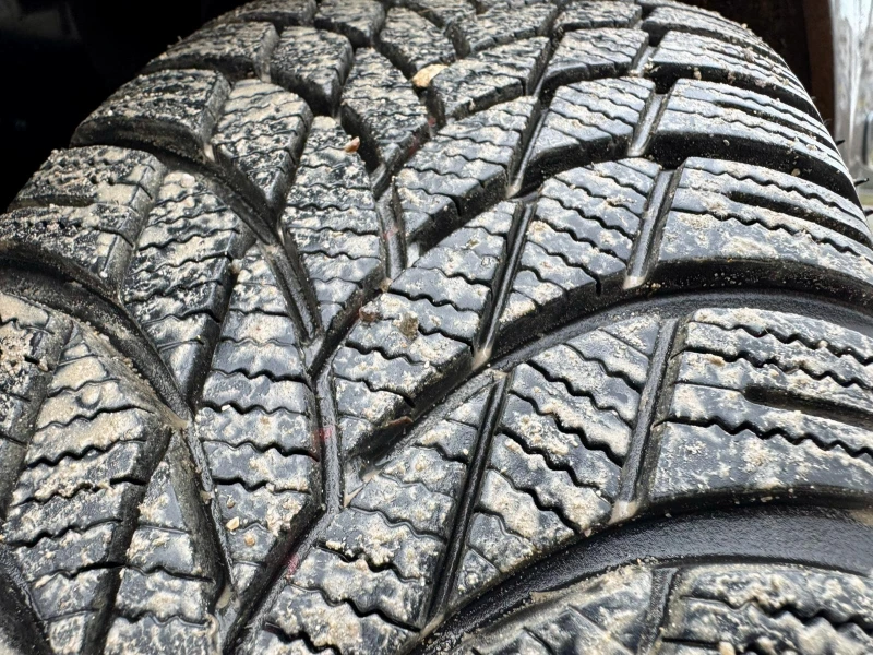 VW Touran, снимка 14 - Автомобили и джипове - 52919596