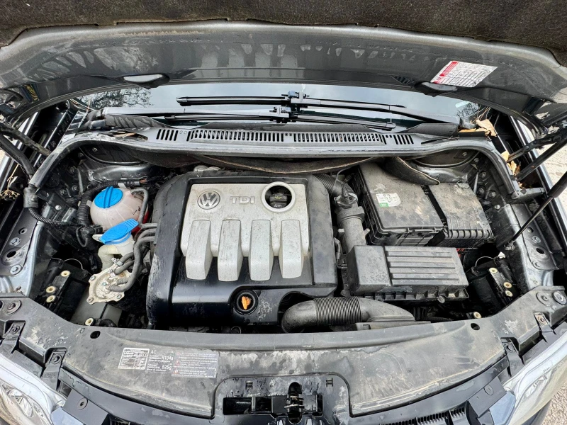 VW Touran, снимка 16 - Автомобили и джипове - 52919596