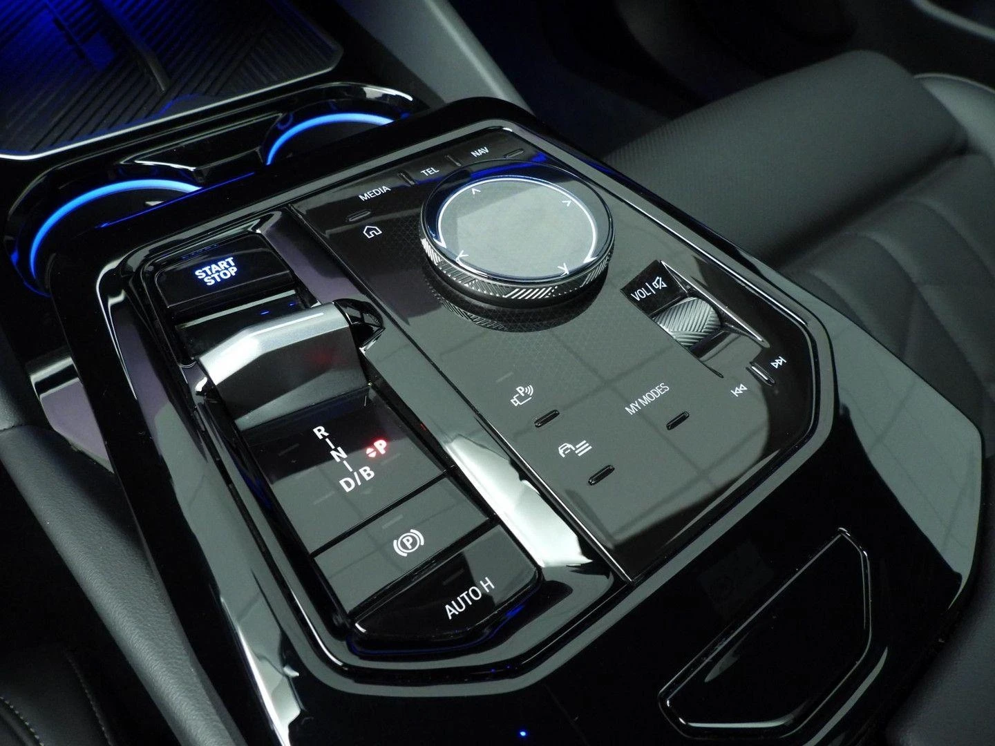 BMW i5 M60i/xDrive/PANO/SHADOW/B&W/360/HEAD UP/, снимка 13 - Автомобили и джипове - 53766837