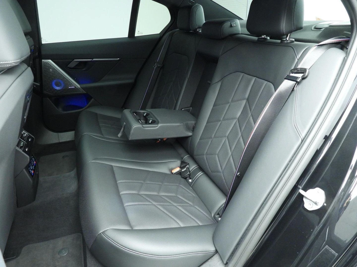 BMW i5 M60i/xDrive/PANO/SHADOW/B&W/360/HEAD UP/, снимка 15 - Автомобили и джипове - 53766837