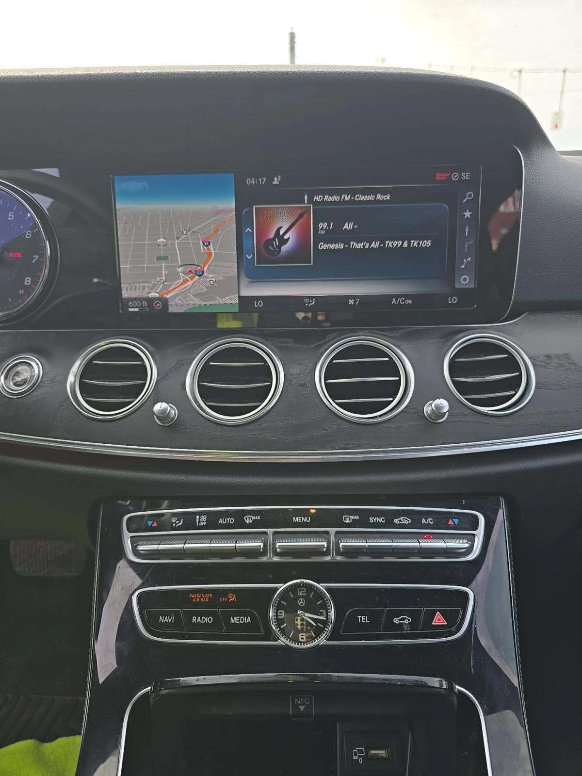 Mercedes-Benz E 300 4MATIC* BURMESTER* PANORAMA* , снимка 4 - Автомобили и джипове - 54115749