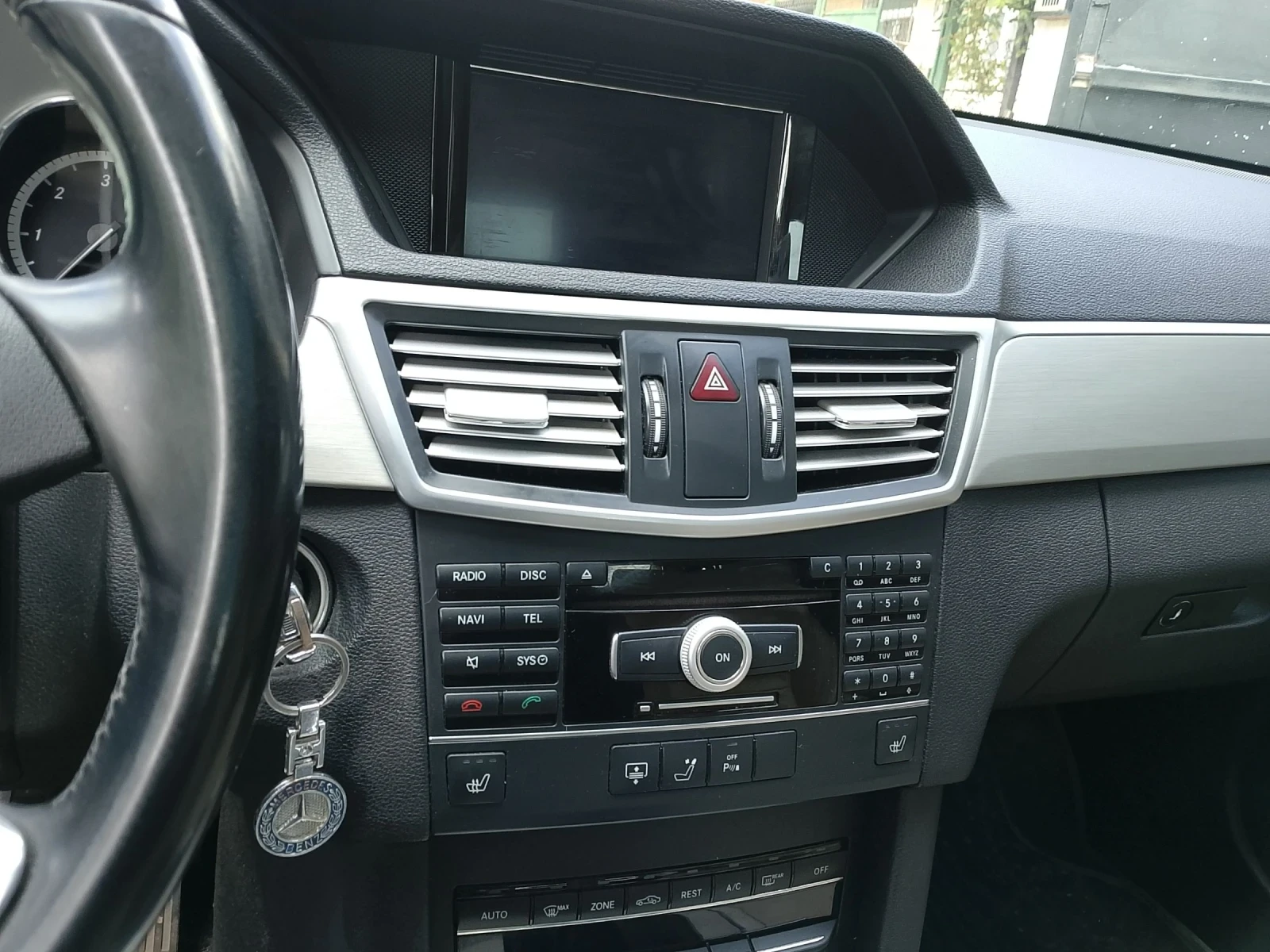 Mercedes-Benz E 200, снимка 7 - Автомобили и джипове - 54257357