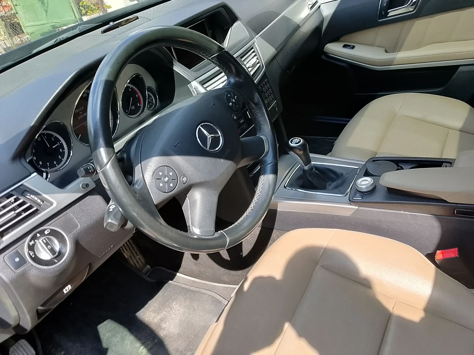 Mercedes-Benz E 200, снимка 9 - Автомобили и джипове - 54257357