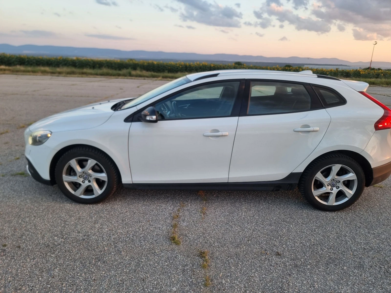 Volvo V40 Cross Country 2.0 БЕНЗИН, 180 к.с. - 5 цилиндров старият мотор , снимка 4 - Автомобили и джипове - 55450206