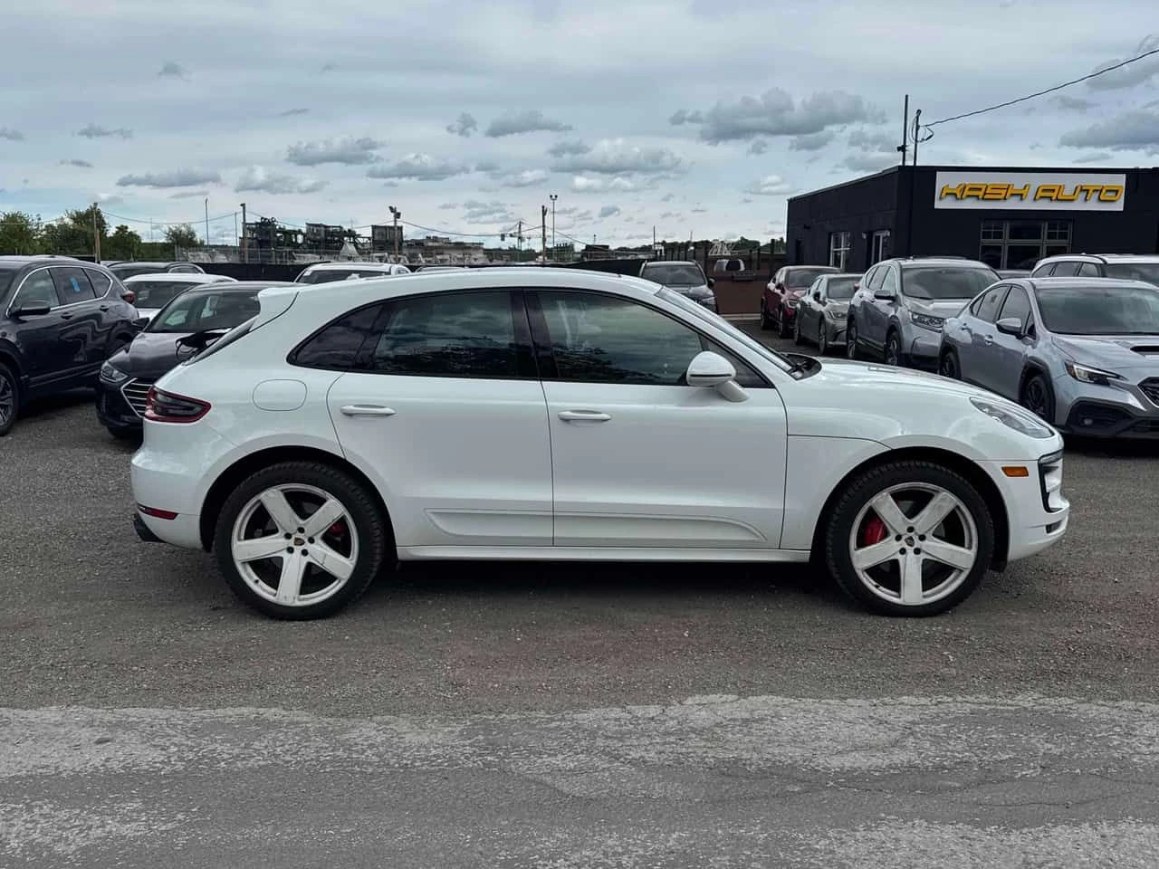 Porsche Macan * Turbo * CARFAX * ОПЦИЯ ЗА ФИНАНСИРАНЕ, снимка 3 - Автомобили и джипове - 55189020