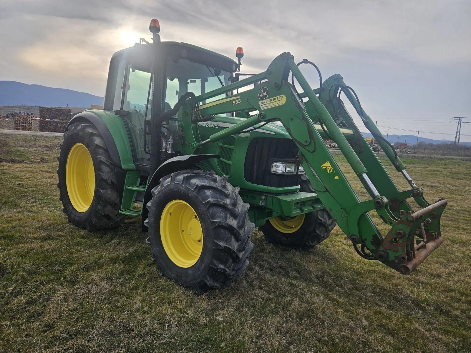 Трактор John Deere 6230