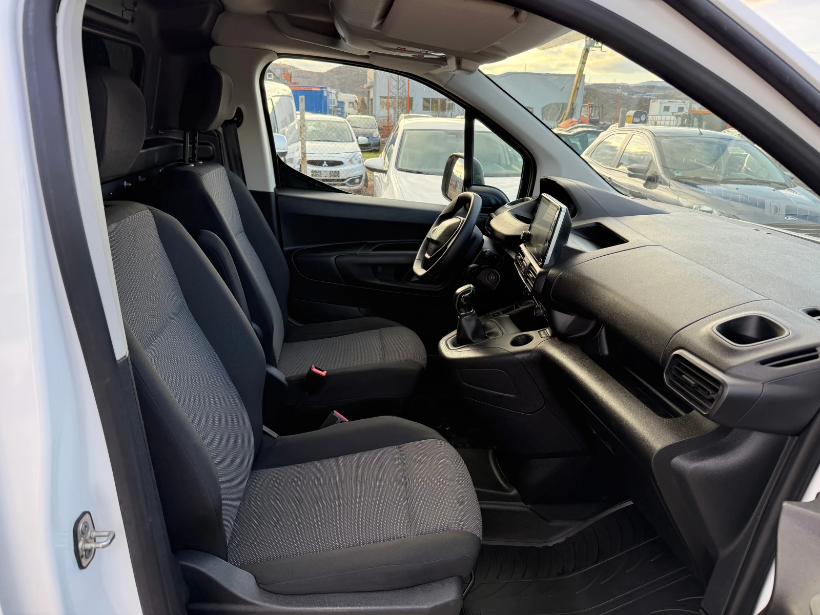 Peugeot Partner 1.6HDI/NAVI/PDC/SERVICE BOOK/EURO6 - изображение 9