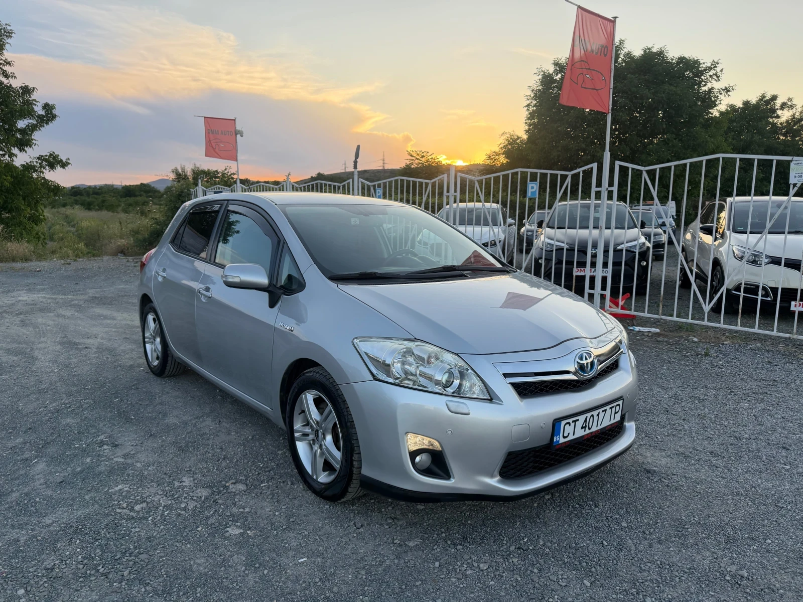 Toyota Auris PREMIUM / 1.8 HYBRID / КОЖА / КАМЕРА / НАВИГАЦИЯ, снимка 3 - Автомобили и джипове - 54858513