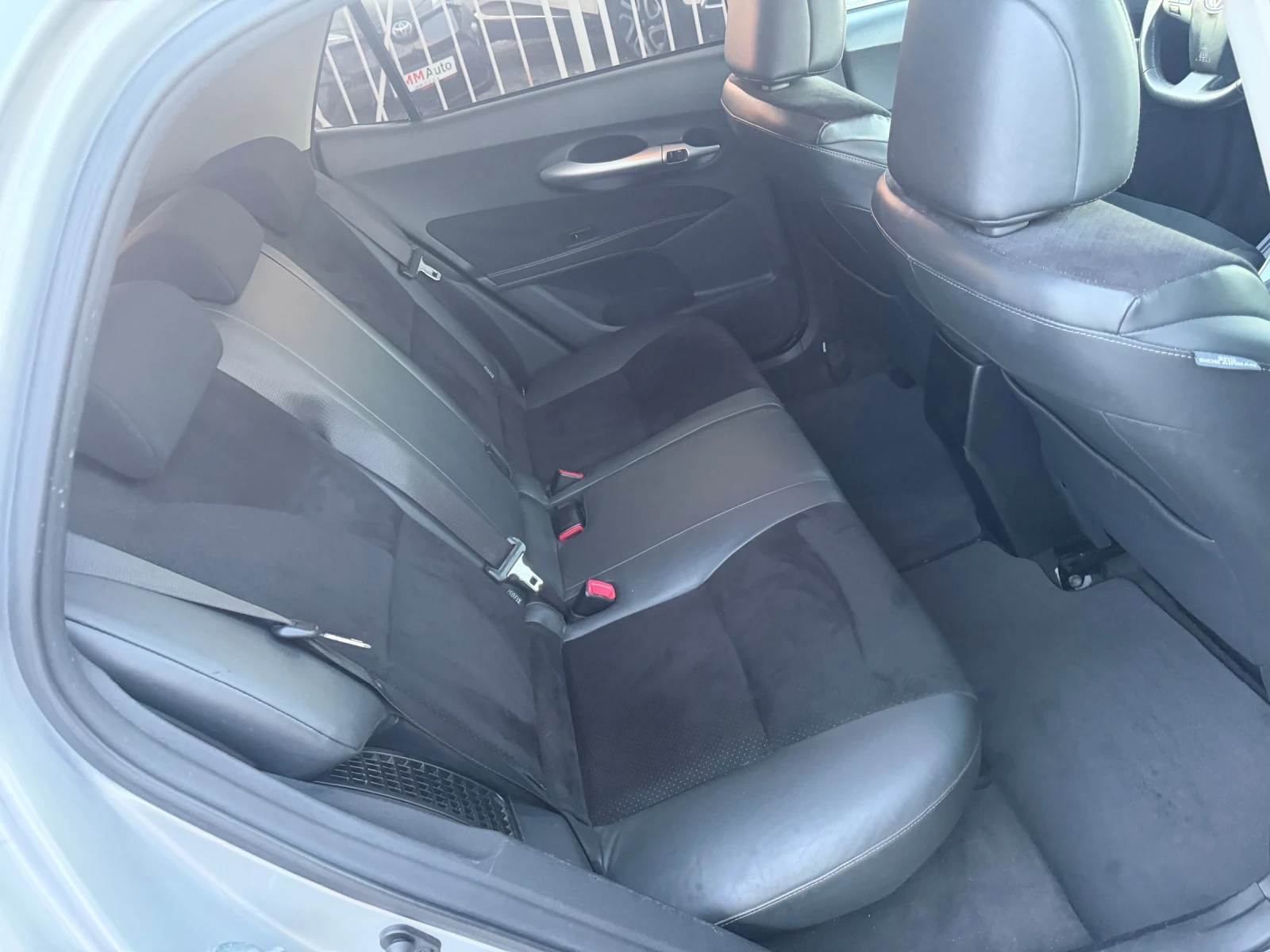 Toyota Auris PREMIUM / 1.8 HYBRID / КОЖА / КАМЕРА / НАВИГАЦИЯ, снимка 12 - Автомобили и джипове - 54858513