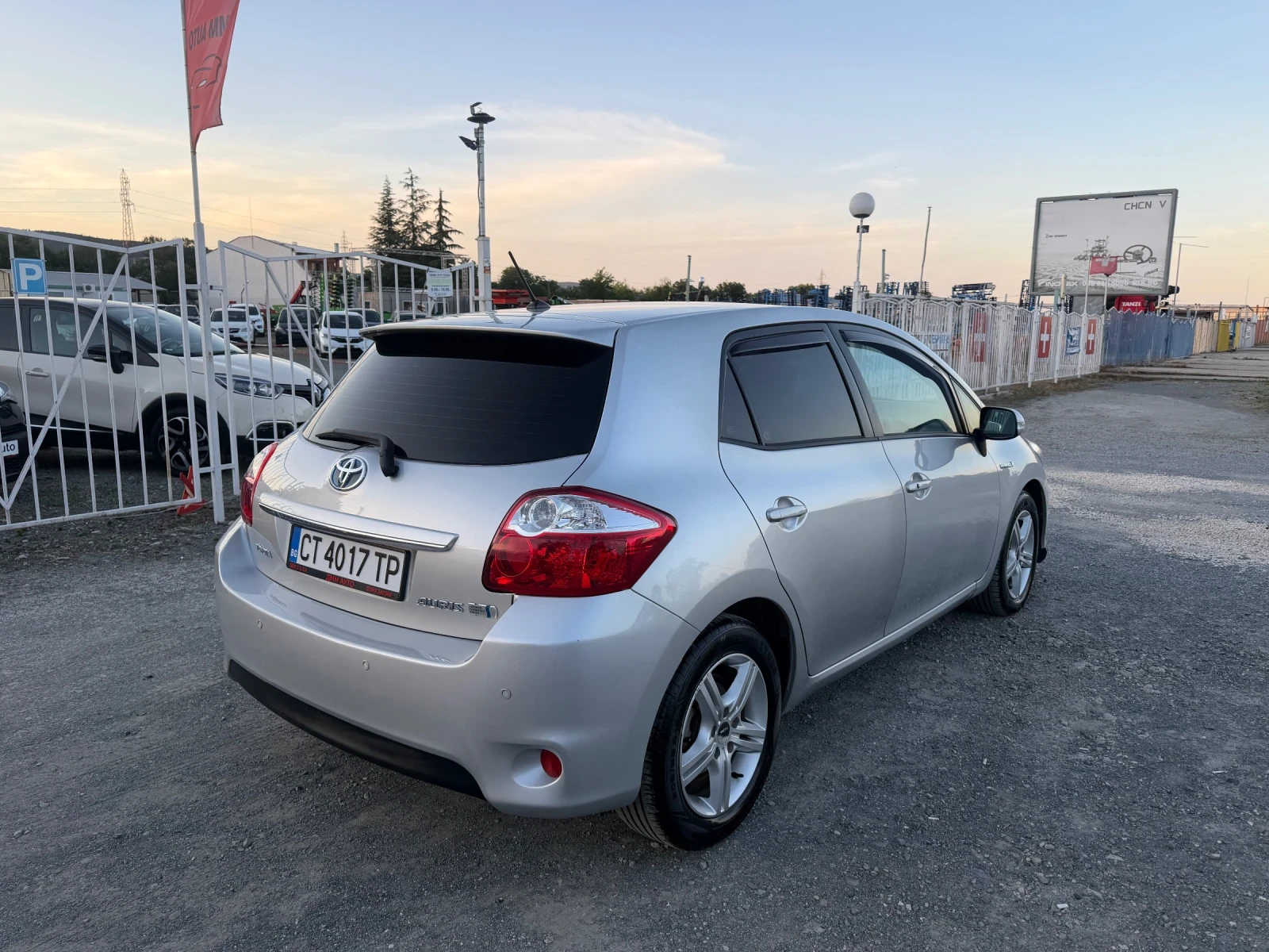 Toyota Auris PREMIUM / 1.8 HYBRID / КОЖА / КАМЕРА / НАВИГАЦИЯ, снимка 5 - Автомобили и джипове - 54858513