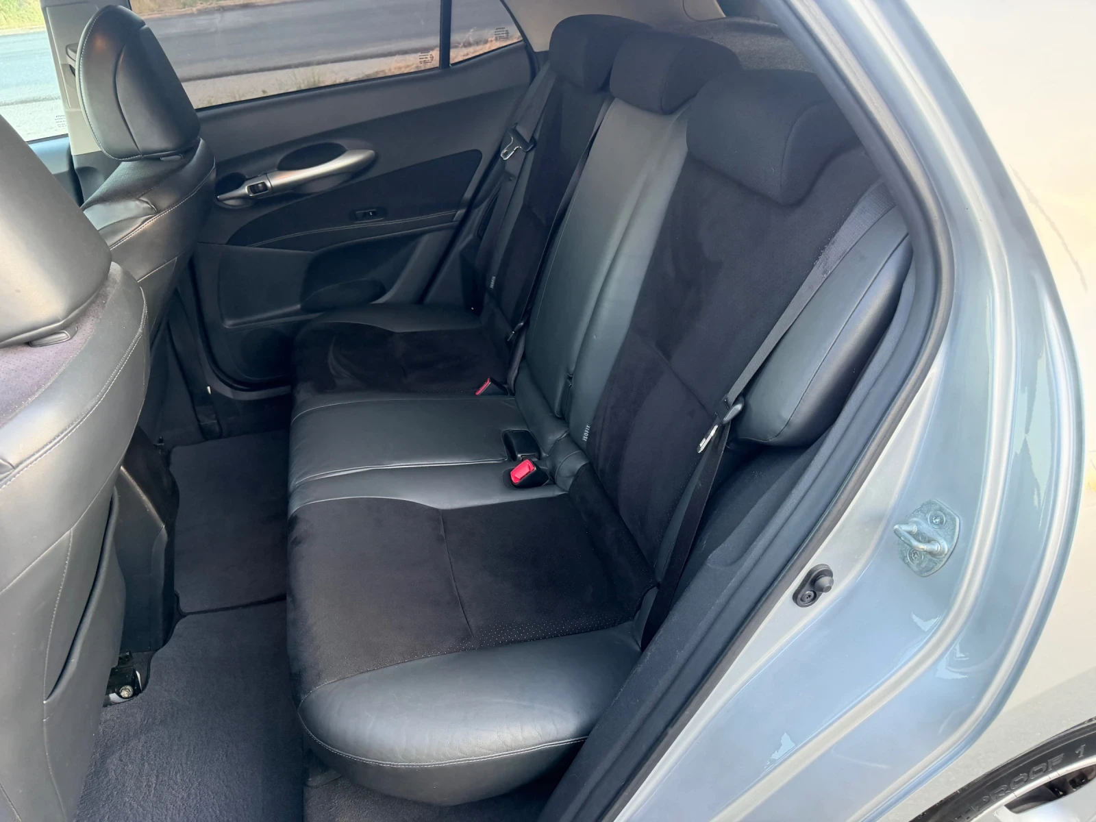 Toyota Auris PREMIUM / 1.8 HYBRID / КОЖА / КАМЕРА / НАВИГАЦИЯ, снимка 11 - Автомобили и джипове - 54858513