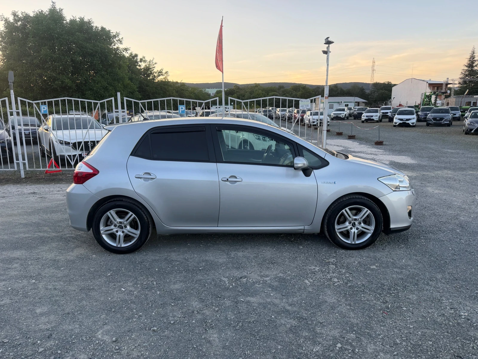 Toyota Auris PREMIUM / 1.8 HYBRID / КОЖА / КАМЕРА / НАВИГАЦИЯ, снимка 4 - Автомобили и джипове - 54858513