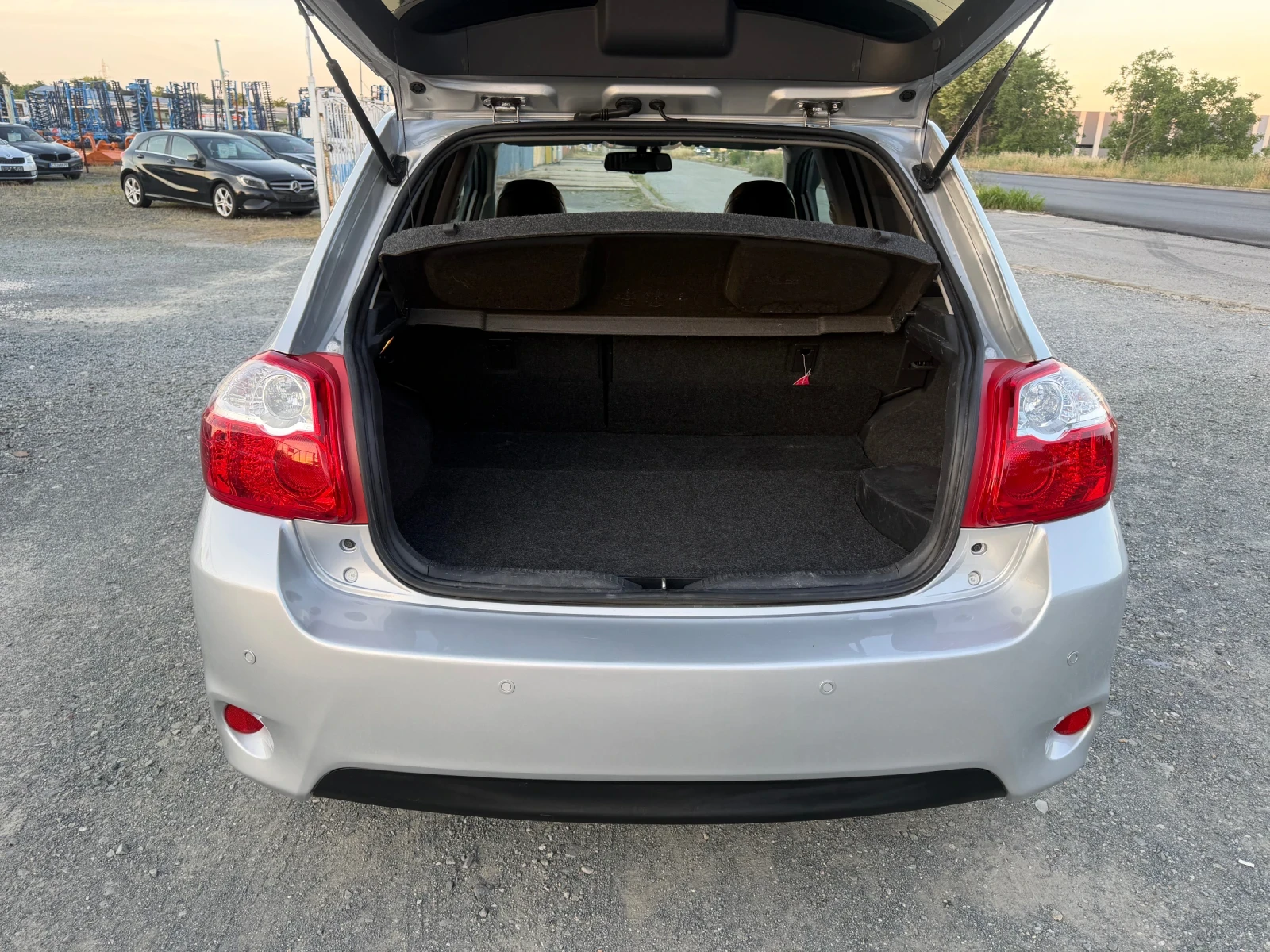 Toyota Auris PREMIUM / 1.8 HYBRID / КОЖА / КАМЕРА / НАВИГАЦИЯ, снимка 13 - Автомобили и джипове - 54858513