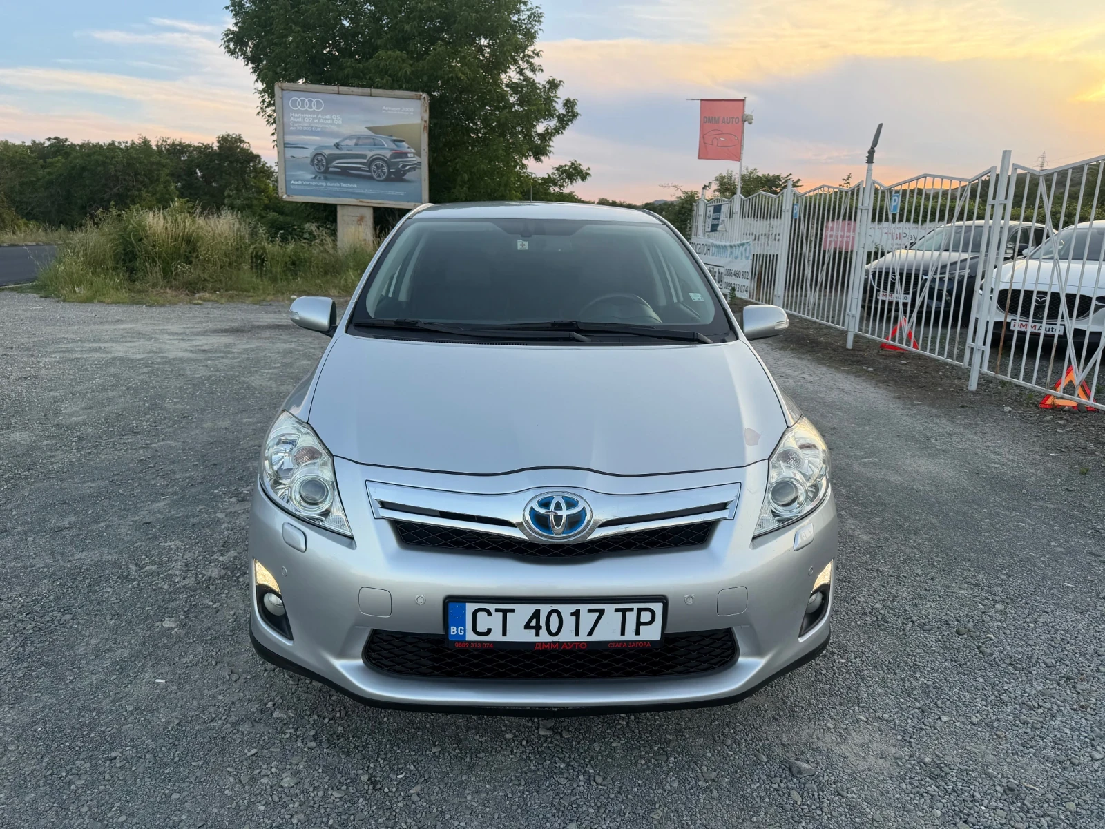 Toyota Auris PREMIUM / 1.8 HYBRID / КОЖА / КАМЕРА / НАВИГАЦИЯ, снимка 2 - Автомобили и джипове - 54858513