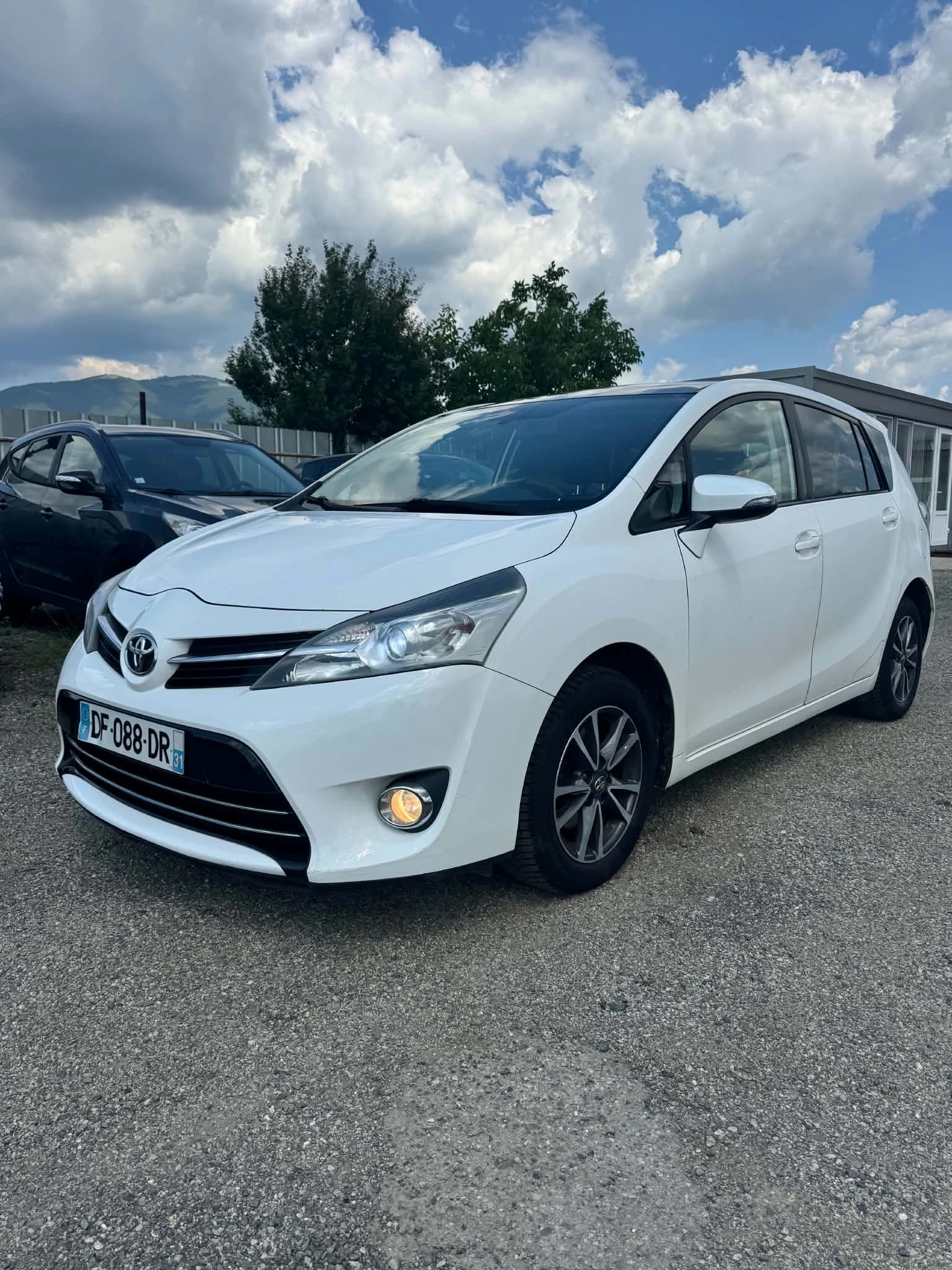 Toyota Verso 1.6 VVTI, снимка 3 - Автомобили и джипове - 55088857