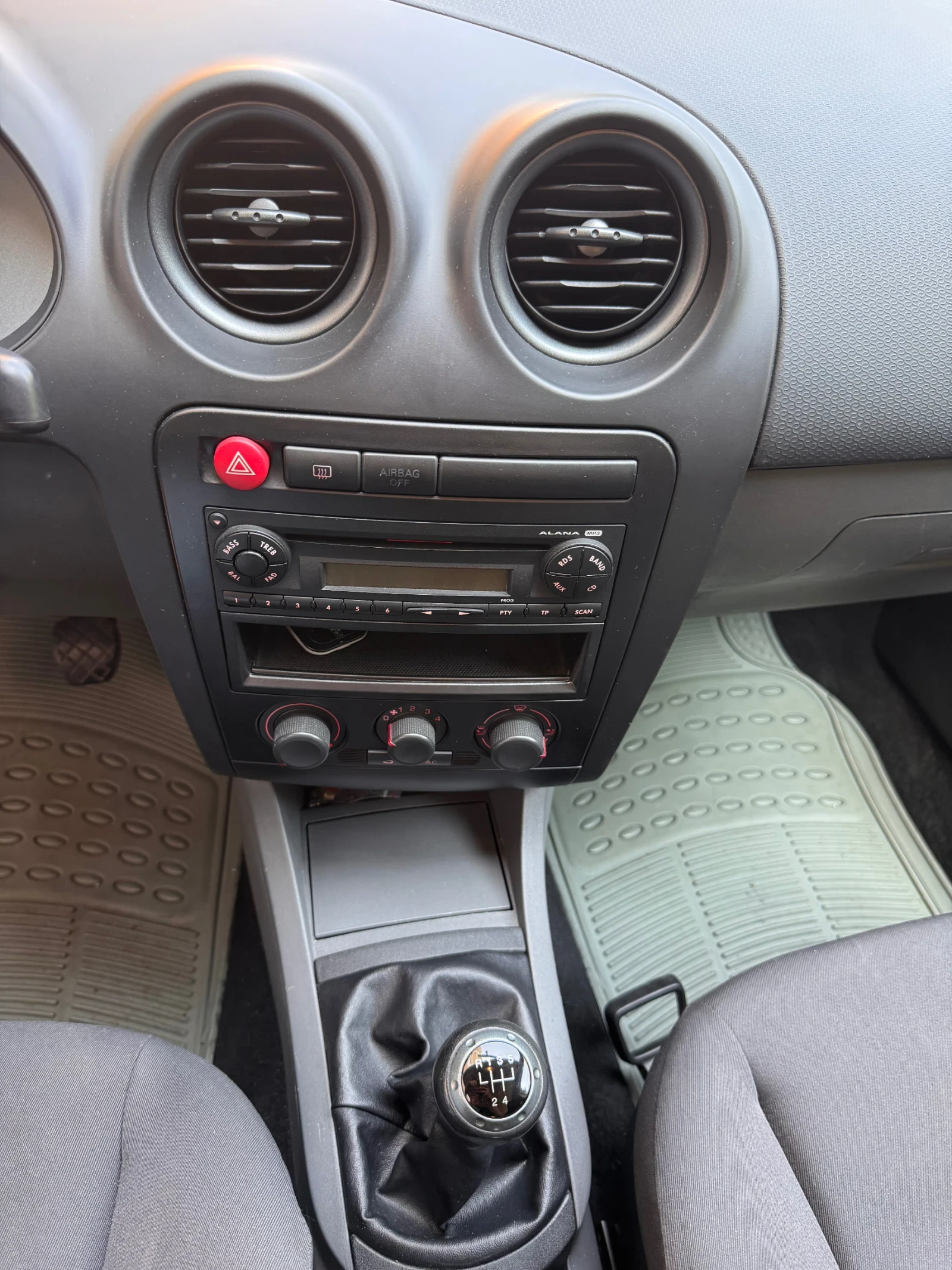 Seat Ibiza, снимка 11 - Автомобили и джипове - 55605744
