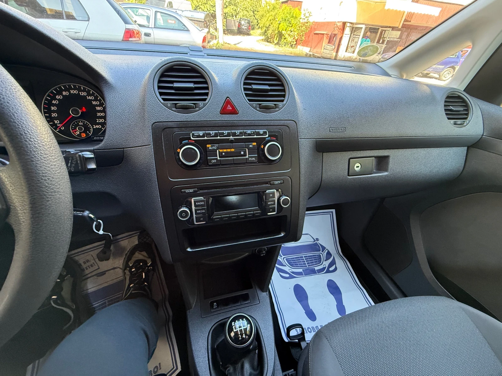 VW Caddy 1.6, снимка 14 - Автомобили и джипове - 56333385