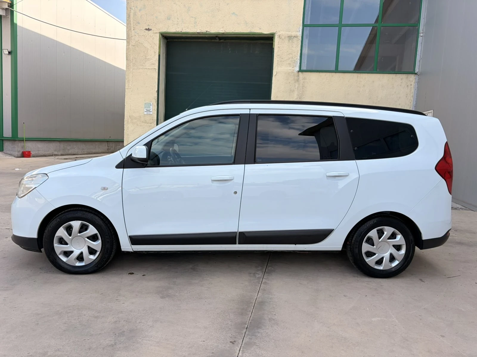 Dacia Lodgy 1.5dci, снимка 2 - Автомобили и джипове - 56615093