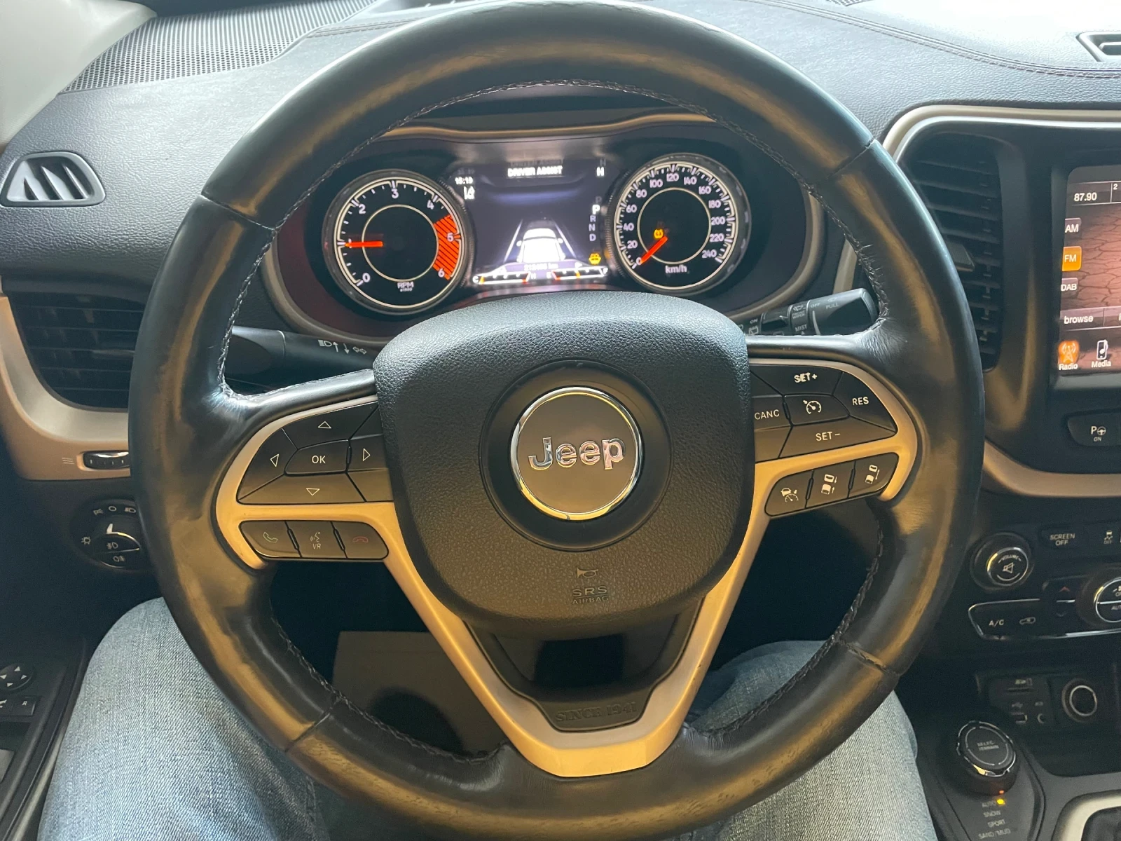 Jeep Cherokee Distronic///ПАНОРАМА///Обдухване///FULL, снимка 9 - Автомобили и джипове - 52160567