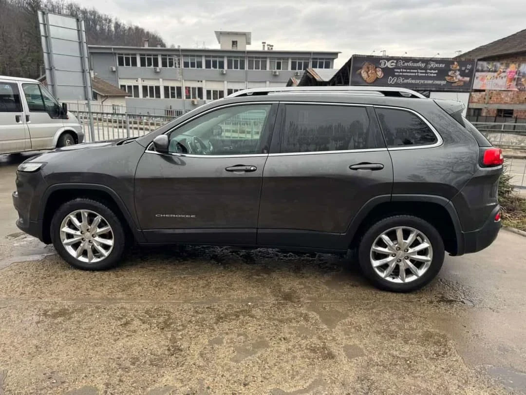 Jeep Cherokee, снимка 4 - Автомобили и джипове - 54208191