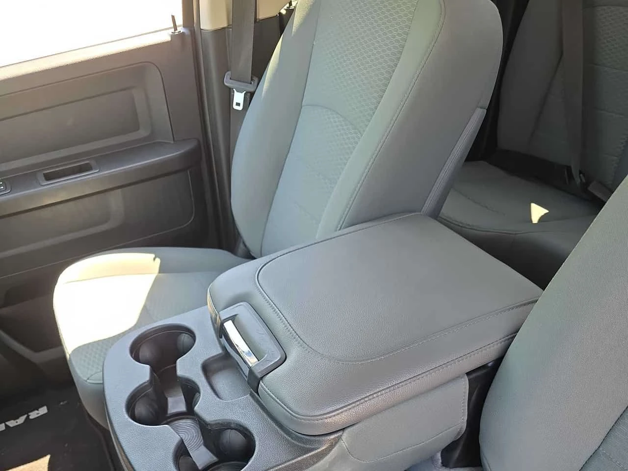 Dodge RAM 1500 * Express * CARFAX * KEYLESS * АВТОКРЕДИТ, снимка 10 - Автомобили и джипове - 54775057