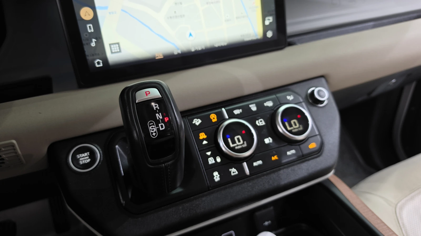 Land Rover Defender D240* BLIND SPOT* 360* ЛЮК* ПОДГРЕВ ВОЛАН* КРАЙНА , снимка 9 - Автомобили и джипове - 55383892