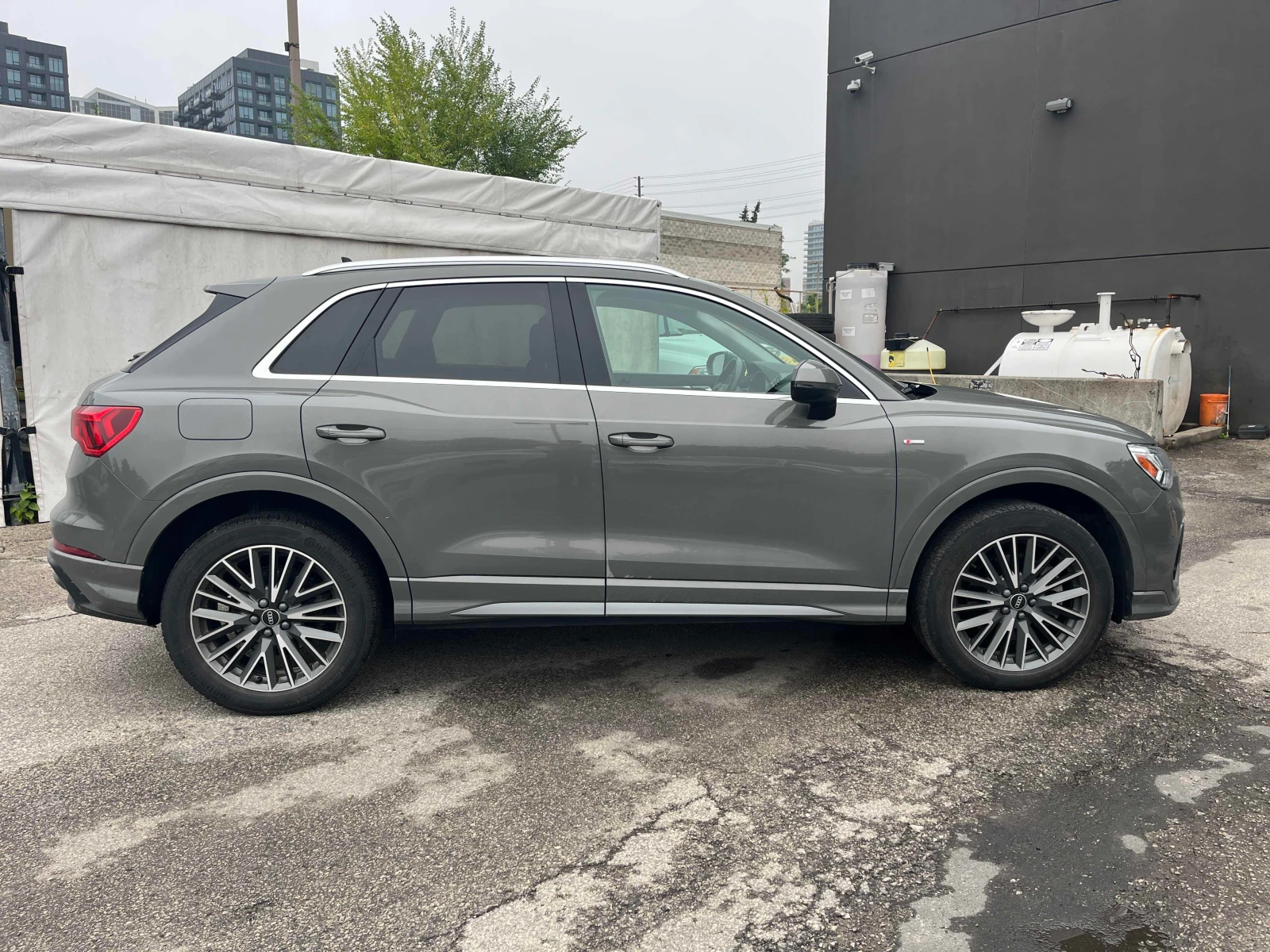 Audi Q3 Progressiv / NARDO GREY / DISTRONIC / CARFAX , снимка 3 - Автомобили и джипове - 55897034