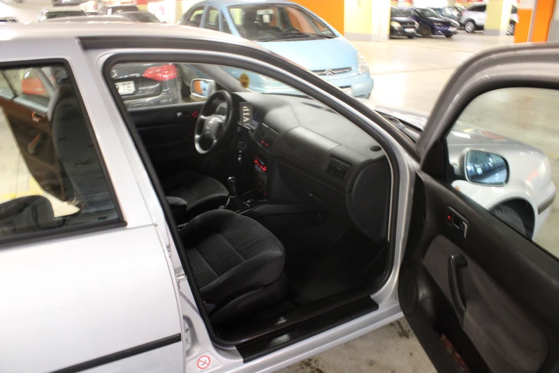 VW Golf 1.6, снимка 12 - Автомобили и джипове - 48976226