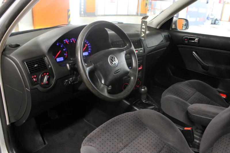 VW Golf 1.6, снимка 10 - Автомобили и джипове - 48976226