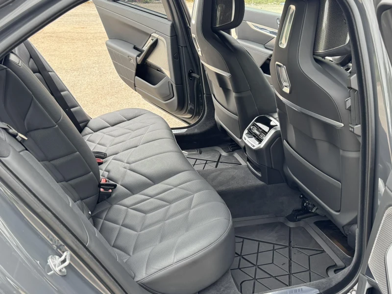 BMW 740  Гаранционна/Xdrive/TV/Bowers&Wilkins/Подгрев/HuD, снимка 13 - Автомобили и джипове - 52734597