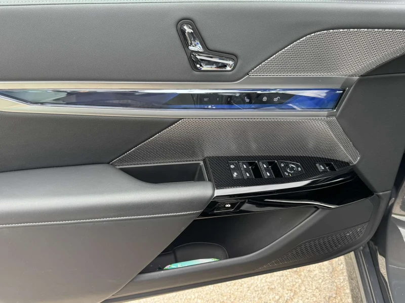 BMW 740  Гаранционна/Xdrive/TV/Bowers&Wilkins/Подгрев/HuD, снимка 14 - Автомобили и джипове - 52734597
