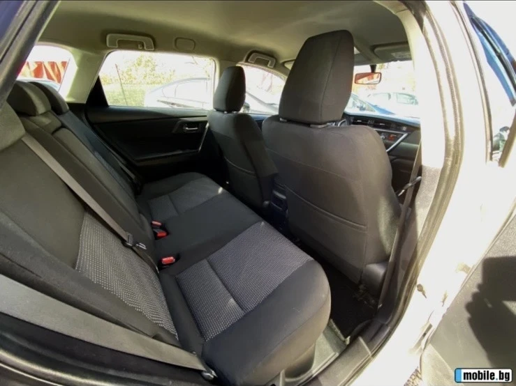 Toyota Auris 1.8 Hybrid  - изображение 8