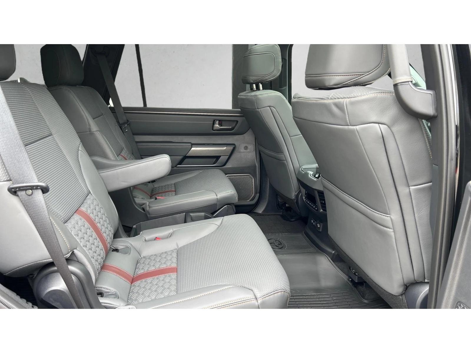 Toyota Sequoia Capstone, Hybrid, AWD, ������� ������ �� 2300   | Mobile.bg � ����������� 7