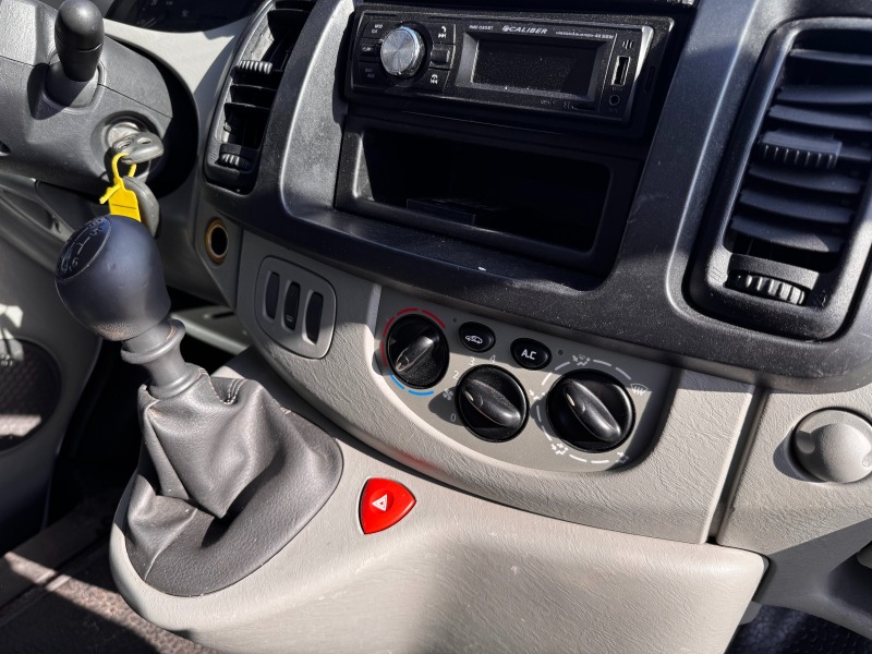 Renault Trafic 2.0dCI 5-местен Климатик, снимка 8 - Бусове и автобуси - 45313904