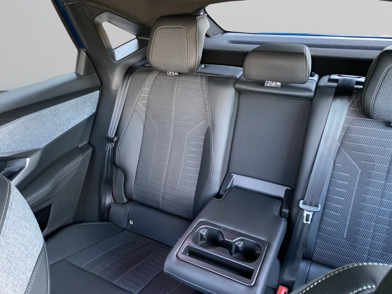 Peugeot 3008 GT 1.2 145 HYBRID 48V Гаранция до 07.2030 г., снимка 12 - Автомобили и джипове - 51372814