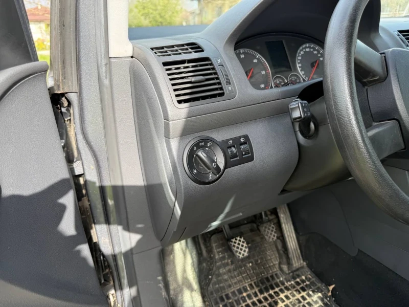 VW Touran 2.0 TDI , снимка 9 - Автомобили и джипове - 52895559