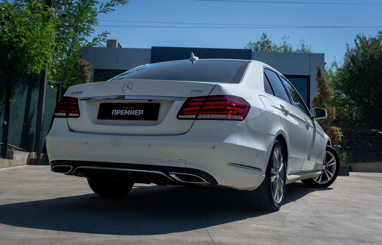 Mercedes-Benz E 220 2.2-CDI-6М ГАРАНЦИЯ-РЕАЛНИ КИЛОМЕТРИ-ТОП СЪСТОЯНИЕ - изображение 4