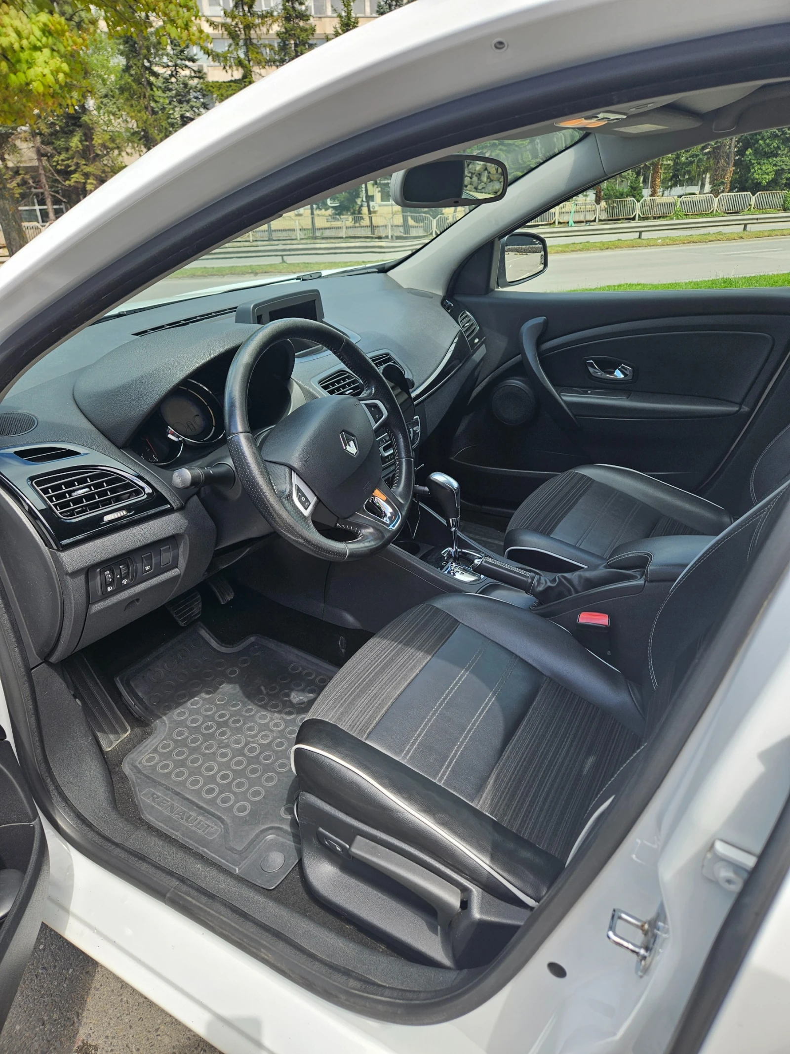 Renault Fluence, снимка 9 - Автомобили и джипове - 54393016