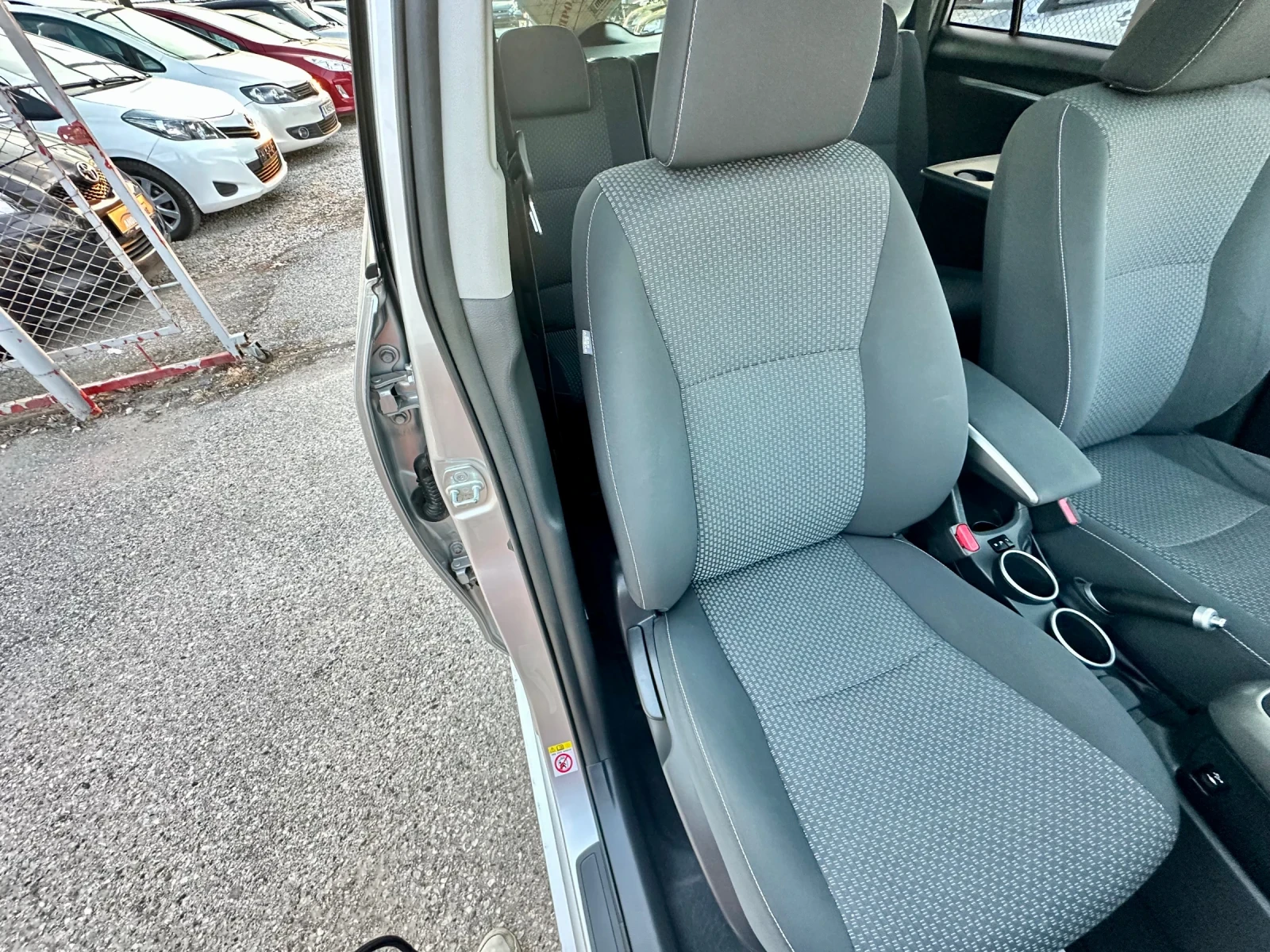 Toyota Verso 2.0D4D, снимка 8 - Автомобили и джипове - 54445016